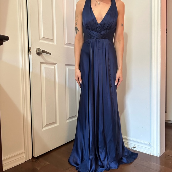 “Elegant Silk Prom Dress – Timeless Glamour” - Picture 6 of 8